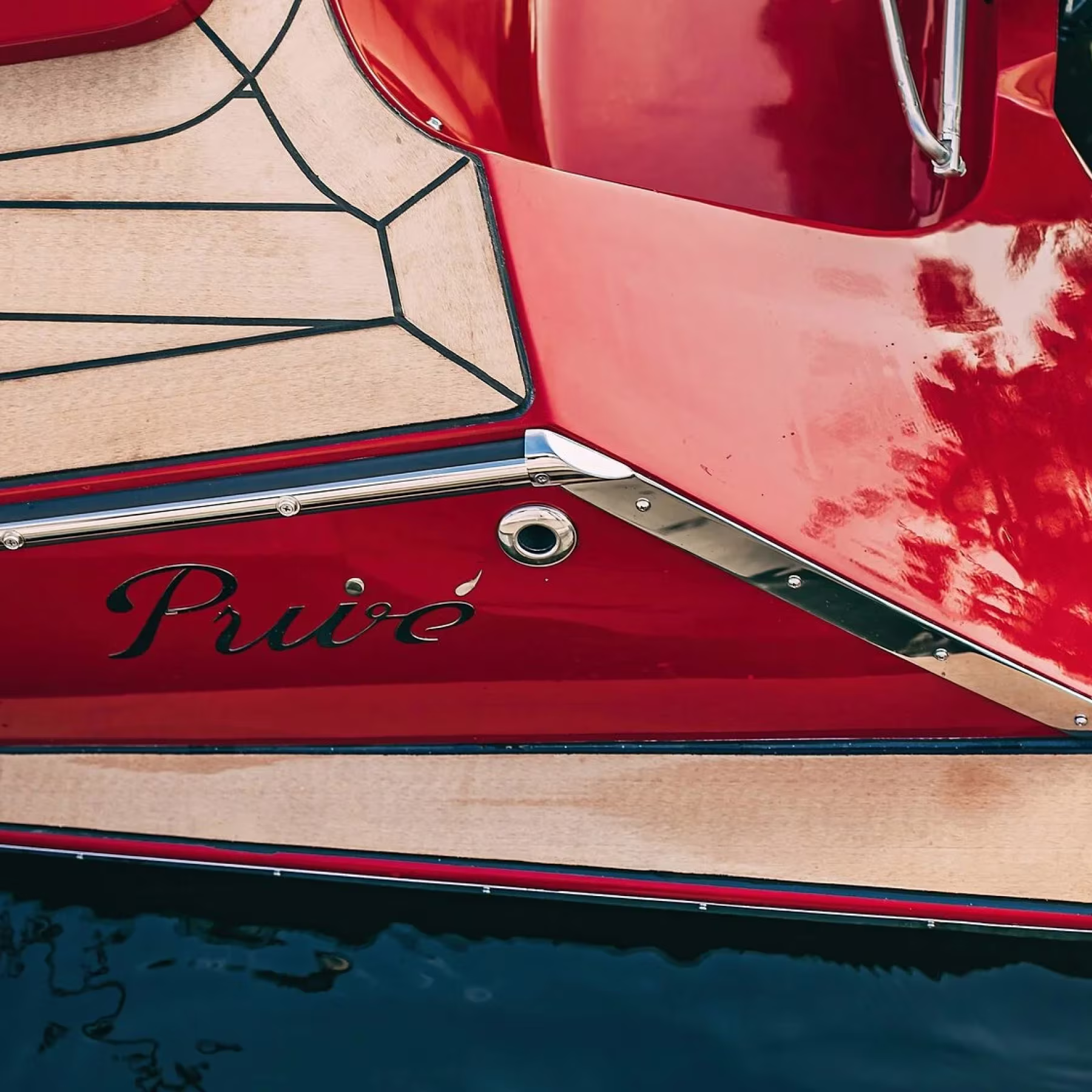 The boat’s bow: red lacquer, wood and chrome